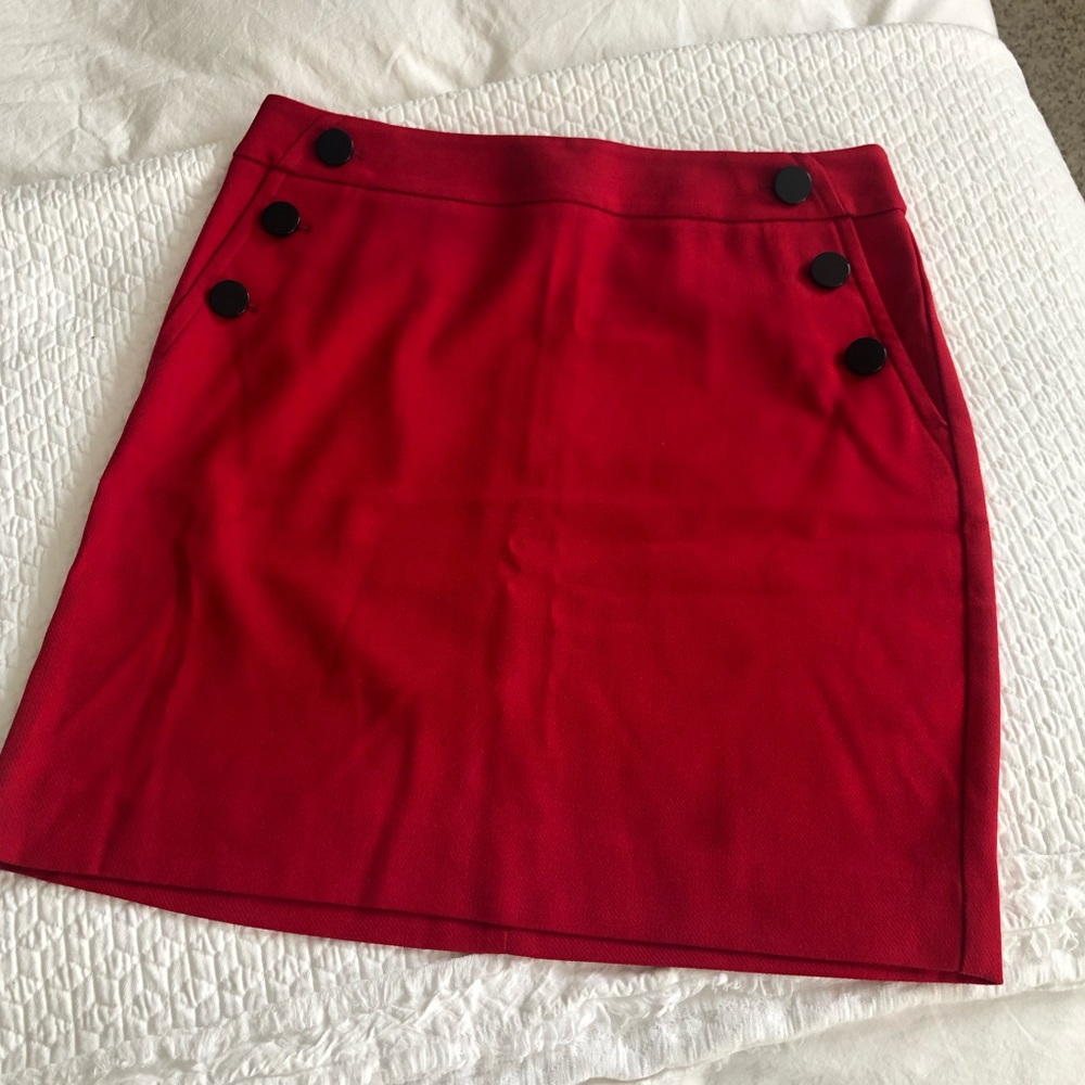 💋 Red Loft Outlet Skirt with 🖤 Buttons! Size 6